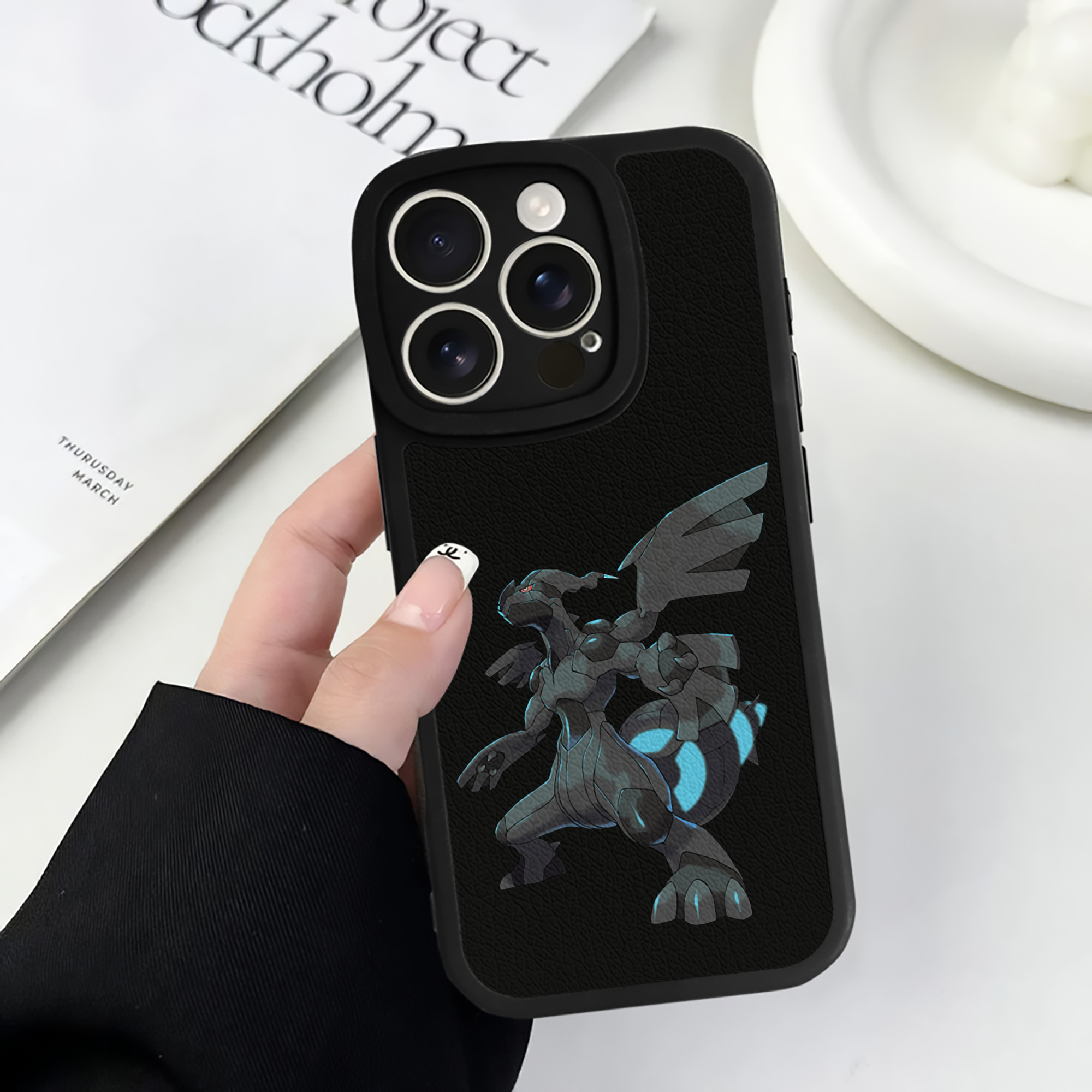 （画像用） ポケットモンスター Pokémon 【iPhone 16シリーズ対応】シリコンスマホケース（レザー調） 材質：シリコン